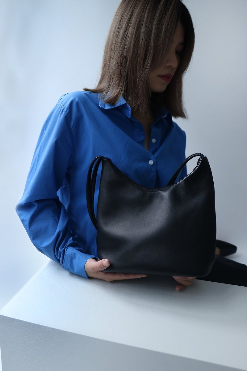 【Popular Product】Original design Harri Bag ultra-light daily soft leather shoulder bag popular choice - กระเป๋าแมสเซนเจอร์ - หนังแท้ สีดำ