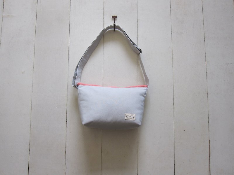 Shoulder Bag Series-Canvas Small Silver Grey + Salmon Powder (Zipper Opening Style) - กระเป๋าแมสเซนเจอร์ - วัสดุอื่นๆ สีเงิน