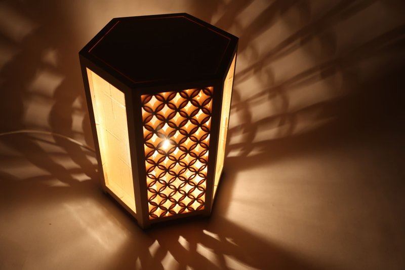 Flower window limited edition/Light and shadow atmosphere series-Qibao flower window standing lamp/Qianben lattice flower window standing lamp - โคมไฟ - ไม้ สีทอง