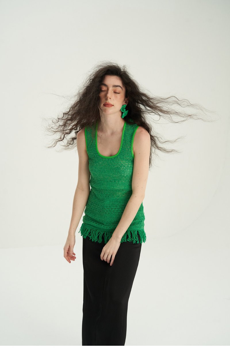 Grass Green Knitted Cutout Fringe Tank Top - เสื้อกั๊กผู้หญิง - ไฟเบอร์อื่นๆ สีเขียว