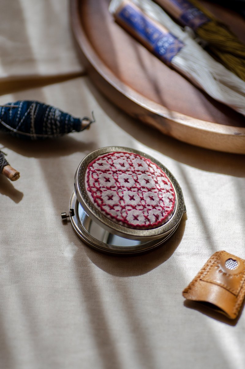 Japanese style thorn embroidery mirror box | cross-flower embroidery - อุปกรณ์แต่งหน้า/กระจก/หวี - แก้ว 