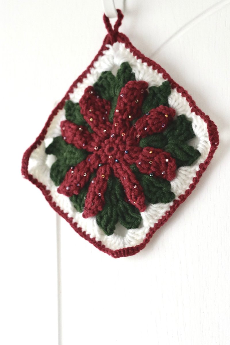 Midnight forest. Knitted Christmas Flower Coaster - ของวางตกแต่ง - ผ้าฝ้าย/ผ้าลินิน สีแดง