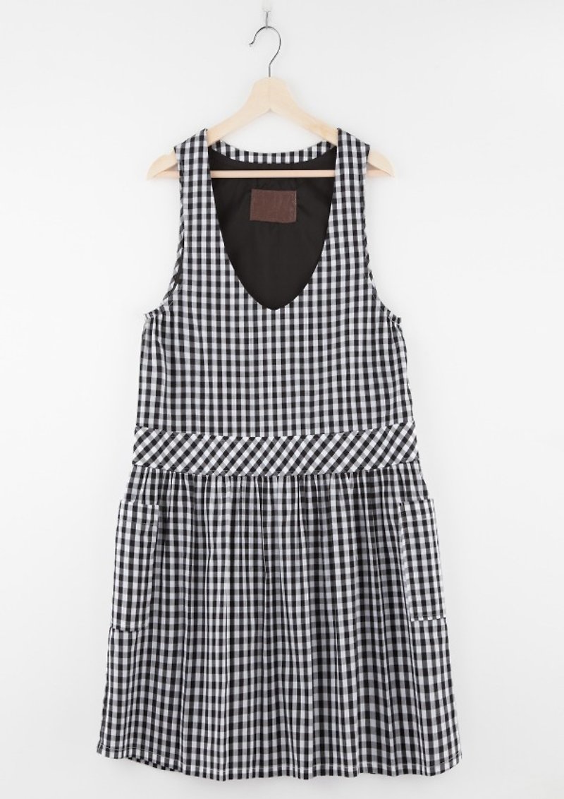 i&#39;m black and white check loose vest dress