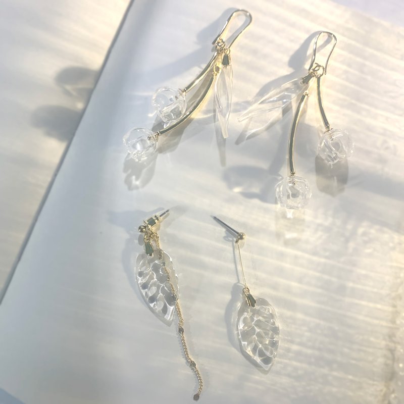 earrings Lily of the Valley \ Monstera obliqua resin brass - ต่างหู - งานปัก หลากหลายสี