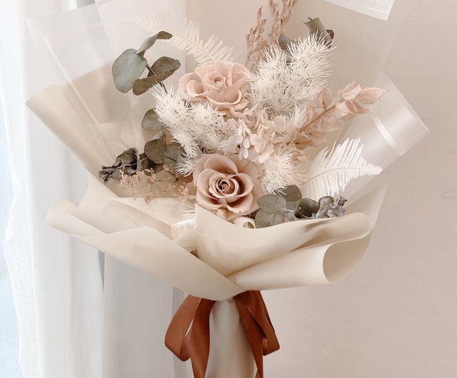 Preserved flower bouquet--strawberry milk (comes with bag and light string)  - Shop yunyuflower Dried Flowers & Bouquets - Pinkoi