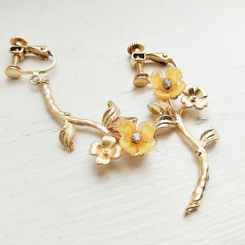 momolico earrings and flower (lucky) gold (can be changed to clip)