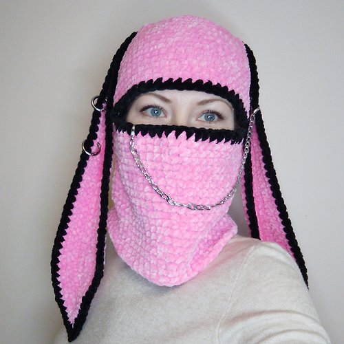 Alternative Crochet Boutique 粉色兔子巴拉克拉法帽鉤針編織。 帶耳朵的蓬鬆巴拉克拉法帽。
