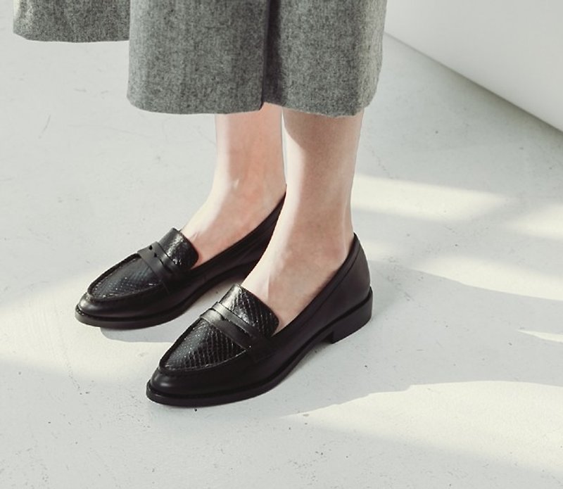 [Show products] Clear hand stitching classic leather shoes Love black serpentine - รองเท้าอ็อกฟอร์ดผู้หญิง - หนังแท้ สีดำ