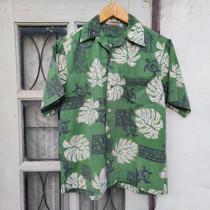 Vintage Go Barefoot Monstera Deliciosa Green All cotton Hawaiian Shirt - เสื้อเชิ้ตผู้ชาย - ผ้าฝ้าย/ผ้าลินิน สีเขียว