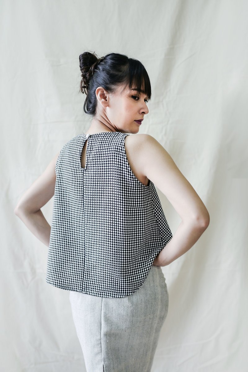 Tank top checkered pattern black and white 100% handmade cotton