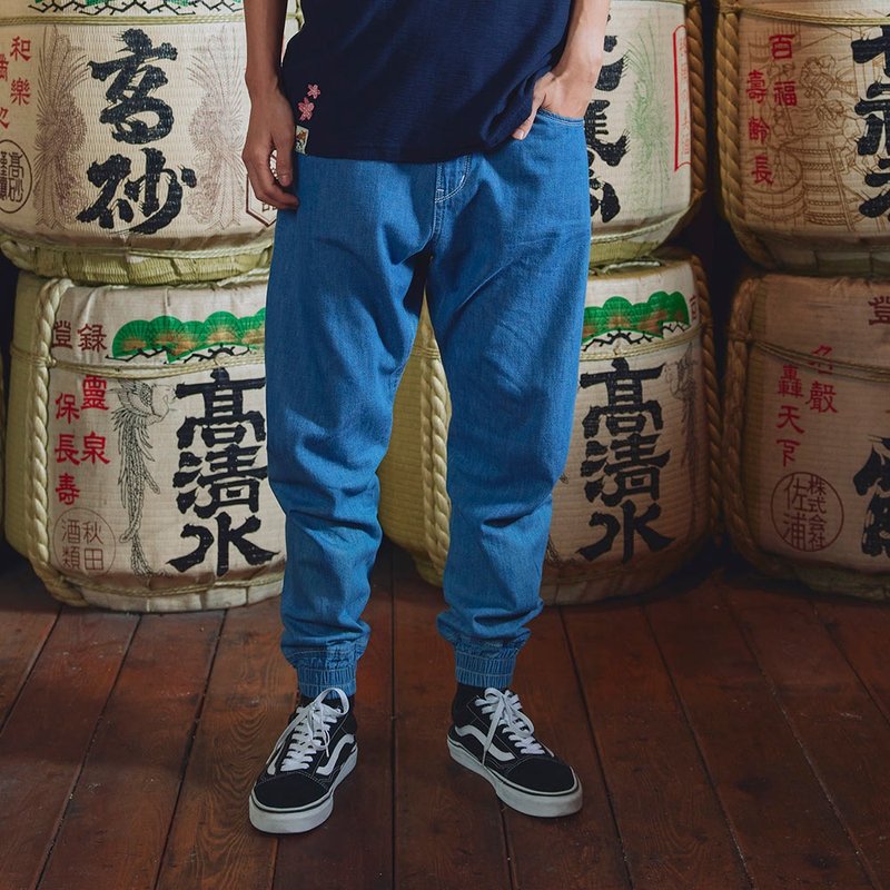 江戶勝 日系 男裝 口袋印花丹寧束口褲(拔洗藍) #褲子#束口褲 - 男長褲/休閒褲 - 棉．麻 藍色