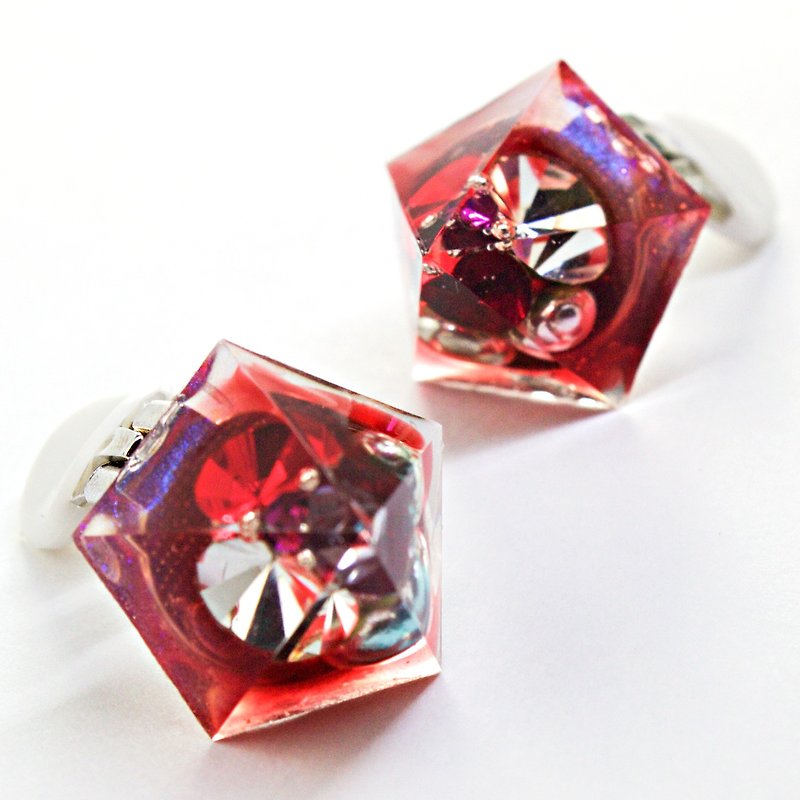 Pentagon earrings (Nanakamado) - Earrings & Clip-ons - Resin Red