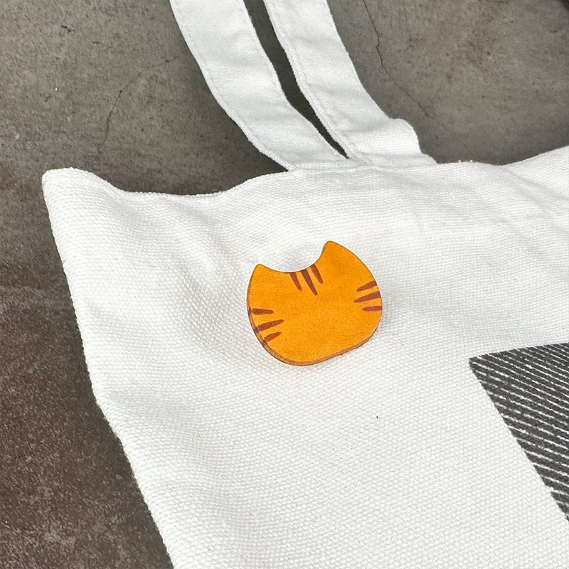 Tabby cat leather hand drawn badge - เข็มกลัด/พิน - หนังแท้ สีส้ม