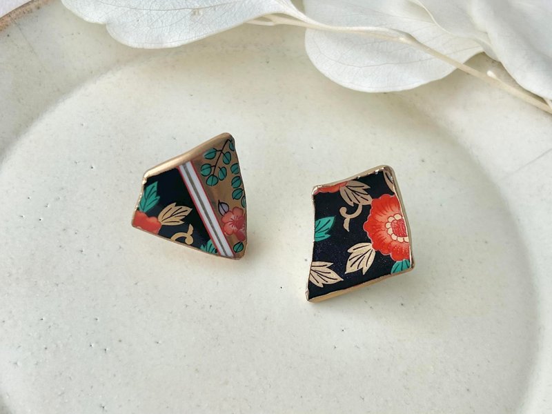 【金具が選べる】有田焼　金継ぎ　ピアス　イヤリング　赤　緑　金色　花柄　リーフ柄　伝統工芸　No.173 - 耳環/耳夾/耳骨夾 - 陶 金色