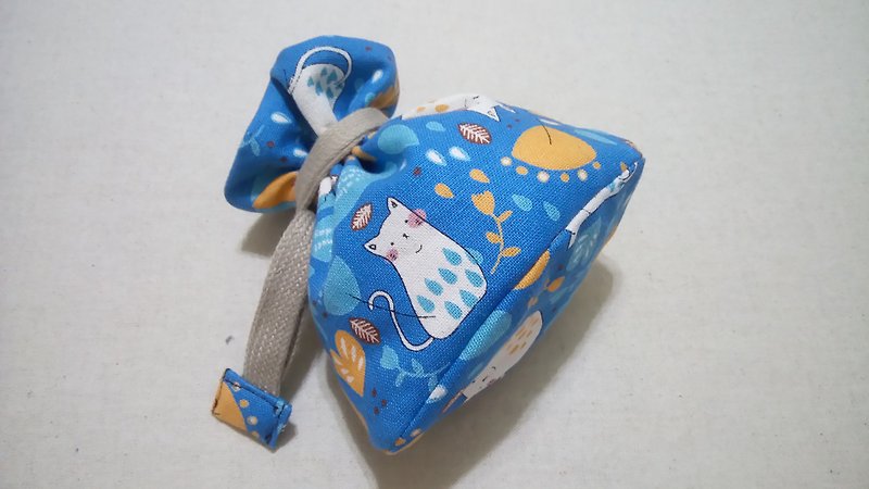 Mini drawstring pocket with bag bottom-leisurely white cat - อื่นๆ - ผ้าฝ้าย/ผ้าลินิน สีน้ำเงิน