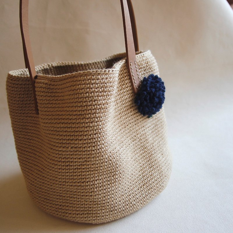 knit: Shopping basket, Wool knit bag, hydrangea, Ramie, deep blue hydrangea - กระเป๋าคลัทช์ - วัสดุอื่นๆ สีกากี