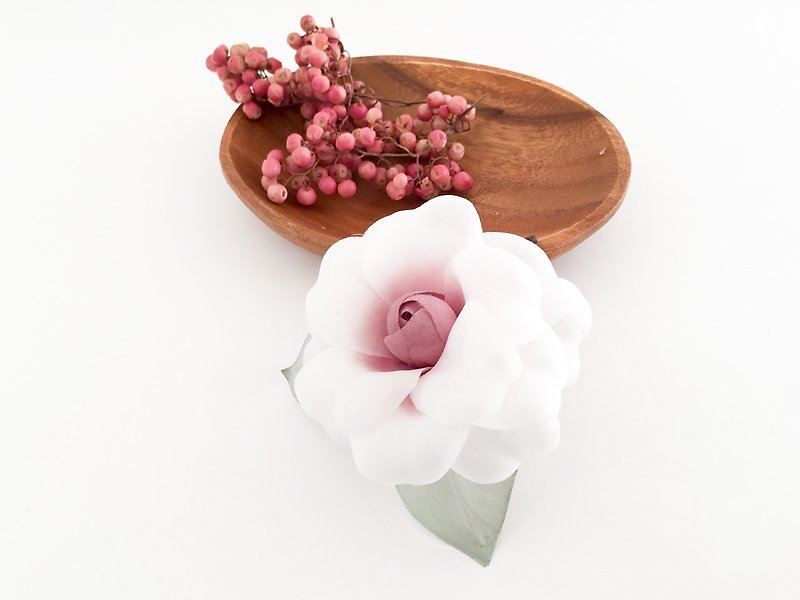 Corsage: Camellia - white and Sirotae - <white × pink> - เข็มกลัด/ข้อมือดอกไม้ - ผ้าไหม ขาว