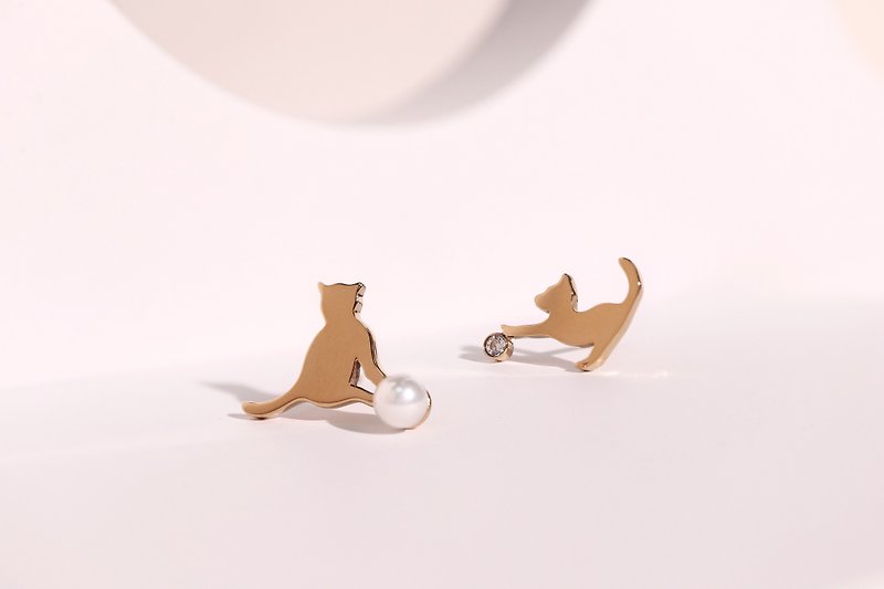 【Designer Cat Series】Hi. Asymmetrical cat pearl earrings - Earrings & Clip-ons - Stainless Steel Silver