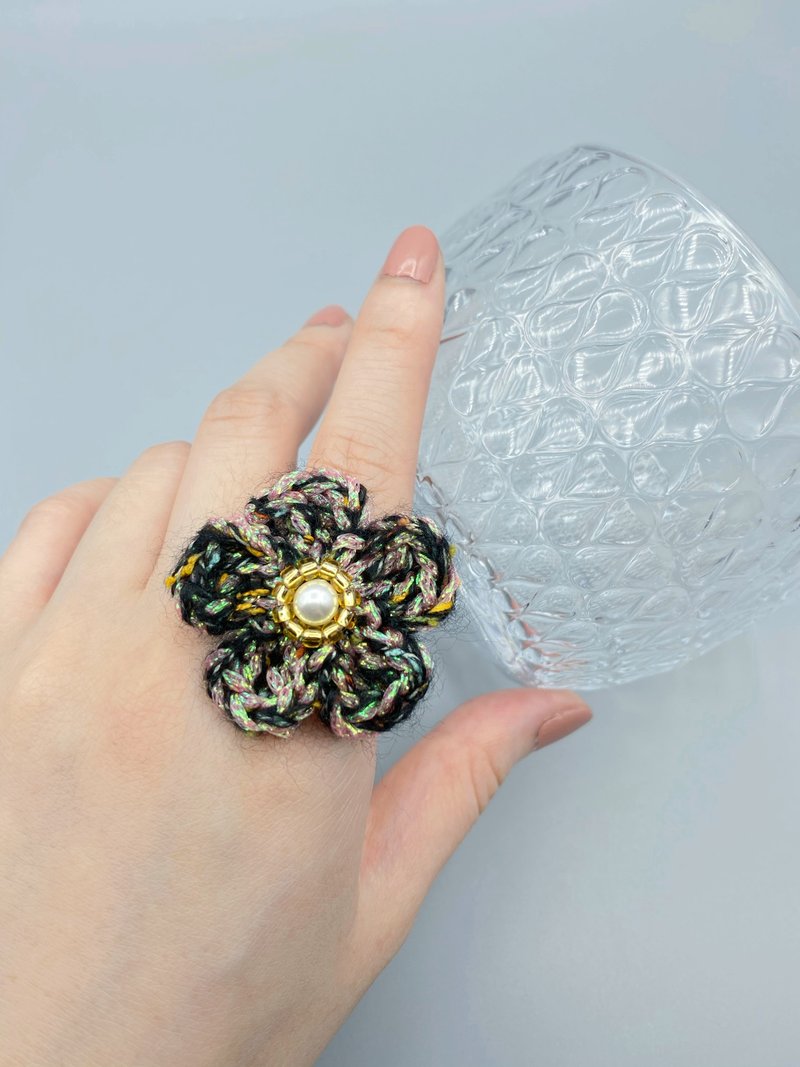 Crocheted Floral Ring Beaded Vintage Exaggerated Personality Pearl - แหวนทั่วไป - วัสดุอื่นๆ สีดำ