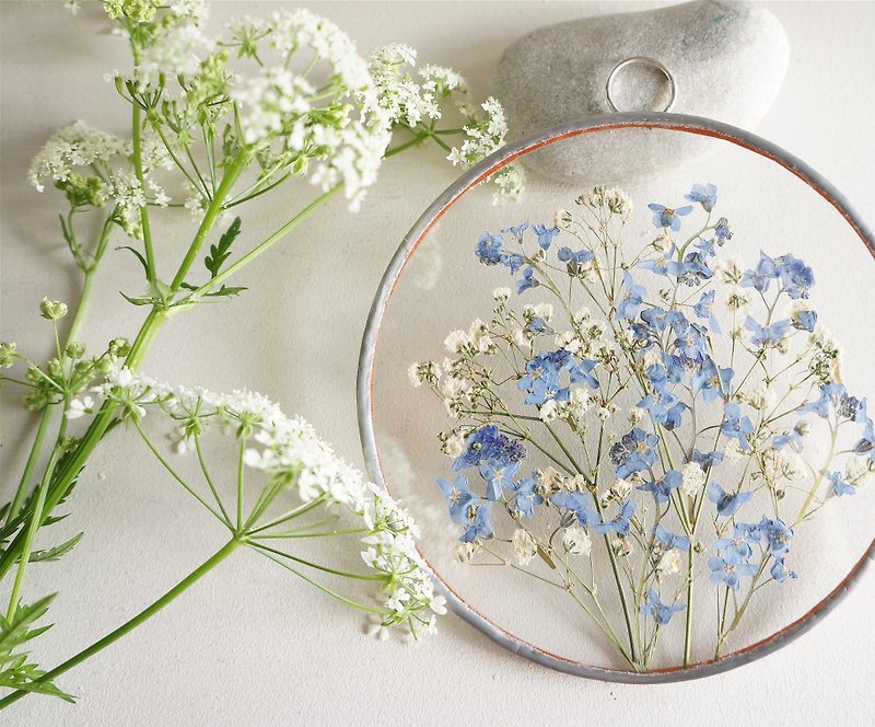 Forget-me-not gift Baby's breath Dried flower Blue white Round metal frame - Dried Flowers & Bouquets - Glass Blue