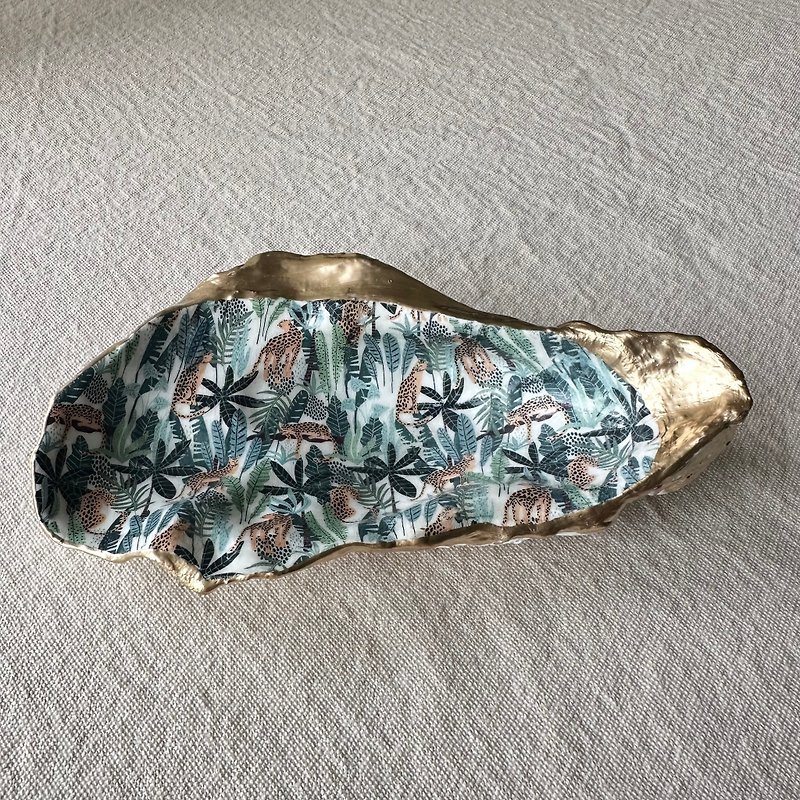 [Camouflage Leopard #2] Handmade Oyster Shell Jewelry Plate I Crystal Purification Plate I Natural Shell - กล่องเก็บของ - เปลือกหอย สีเขียว