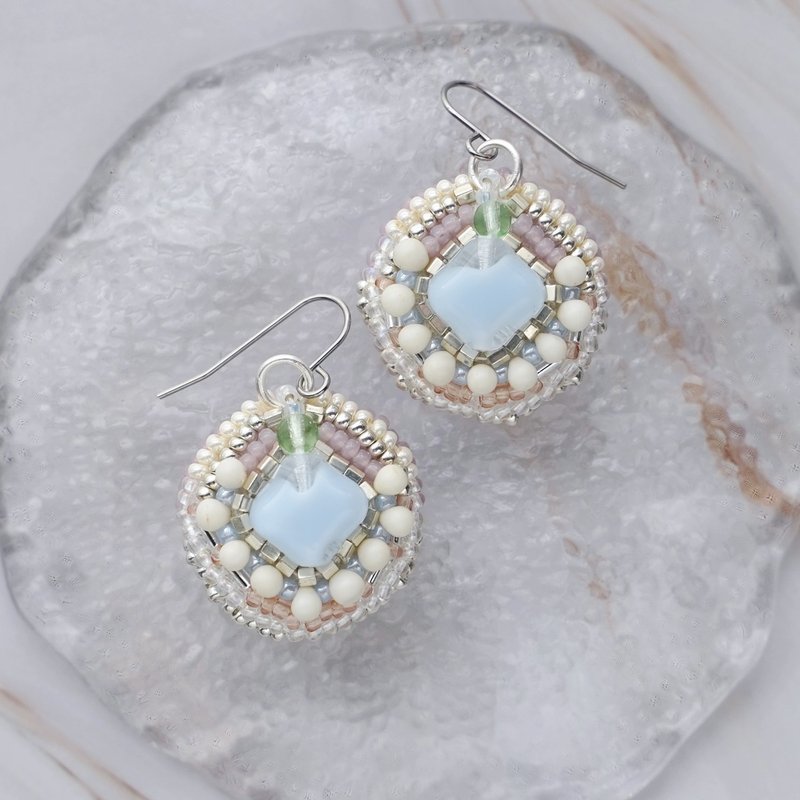 ต่างหูงานปักลูกปัด สีฟ้า・ขาว・ชมพู No.1 น้ำหนักเบา・แบบเกี่ยว โลหะป้องกันการแพ้ - ต่างหู - แก้ว สีน้ำเงิน