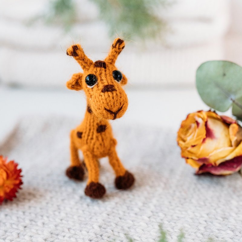 Tiny Giraffe knitting pattern. Knitted amigurumi giraffe miniature step by step - 手工藝教學/工具書 - 其他材質 