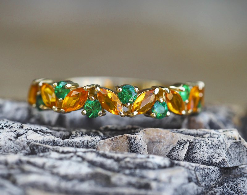 Half eternity ring with natural opals and emeralds - 戒指 - 貴金屬 金色