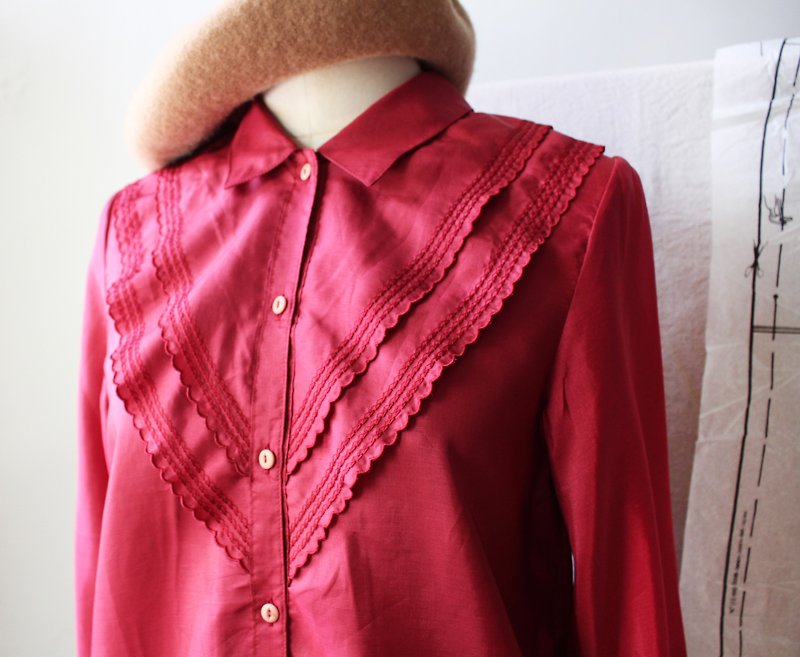 Red embroidered long-sleeved vintage shirt - เสื้อเชิ้ตผู้หญิง - เส้นใยสังเคราะห์ สีแดง