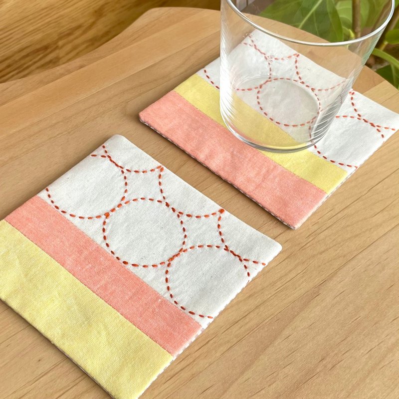 刺し子コースター2枚セット　オレンジ　丸　シンプル　北欧　イエロー　贈り物　誕生日　クリスマス　爽やか　カフェ　コーヒー　紅茶　刺繍 - 杯墊 - 棉．麻 橘色