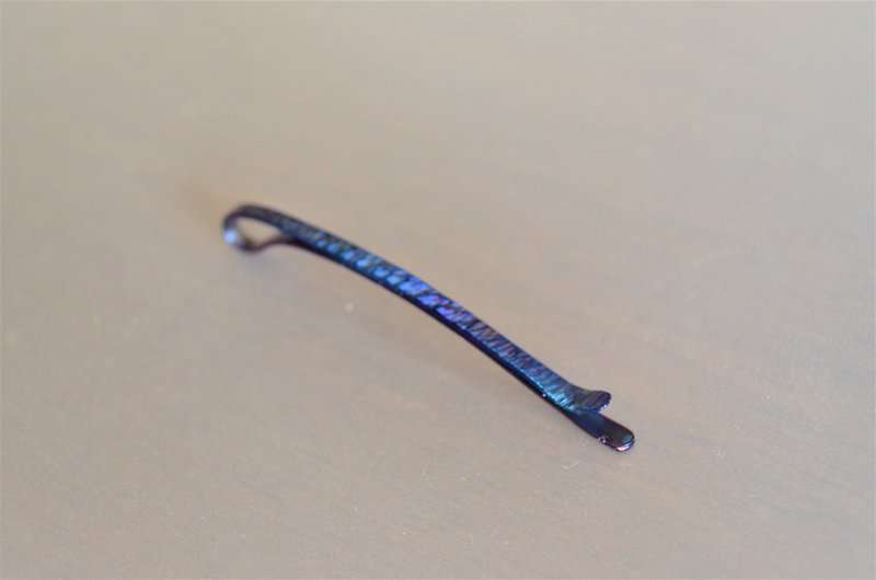 titanium hairpin・少し大人の純チタンヘアピン・鎚目・青 - ヘアアクセサリー - 金属 多色