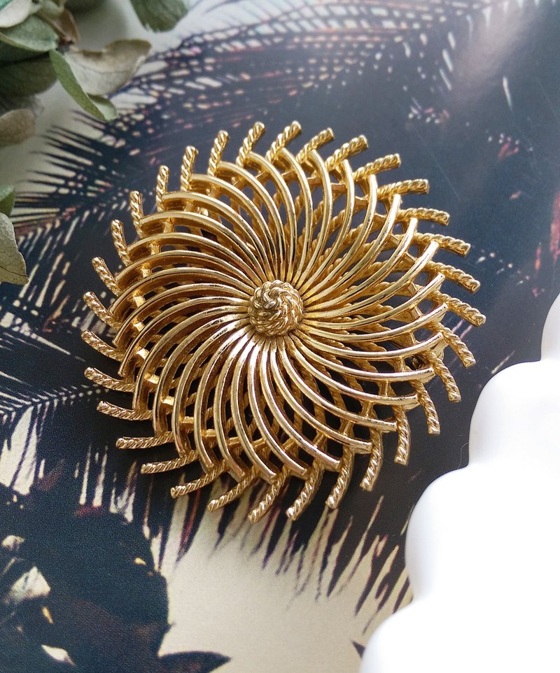 【西洋古董飾品】TRIFARI 金屬鍍金 放射 旋轉 別針 - 徽章/別針 - 其他金屬 金色