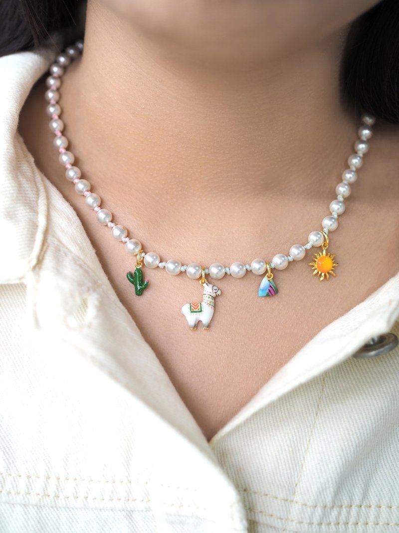 Alpaca Valley Pearl Choker Pastel and Rainbow, Pearl necklace with Alpaca Charms - 頸鏈 - 純銀 白色