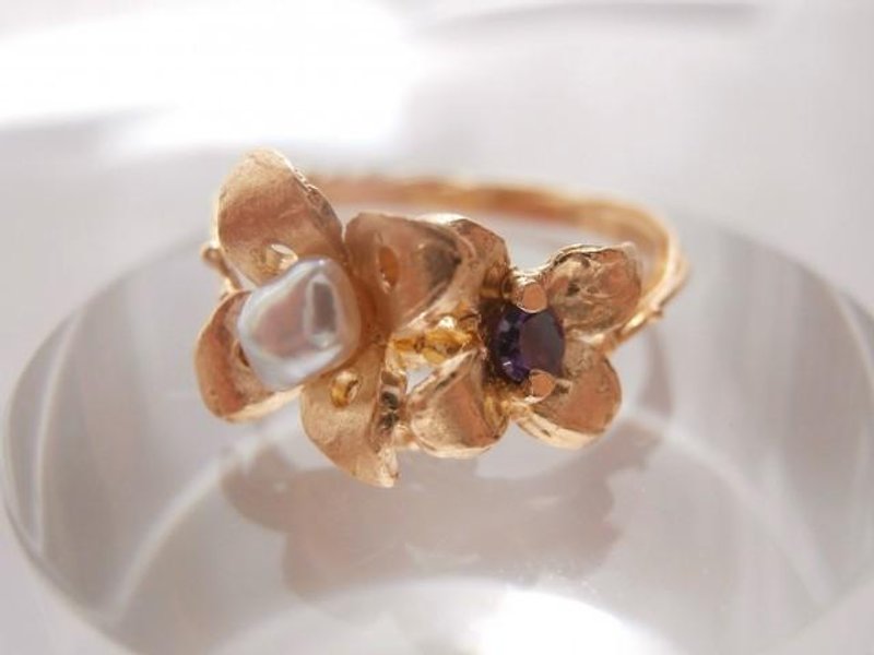 Floret ring of pearl and amethyst