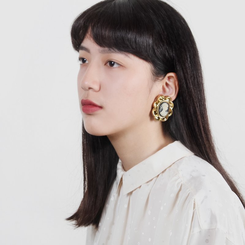 [Egg Plant Vintage] Miss Josephine clip-style antique earrings - Earrings & Clip-ons - Plastic 