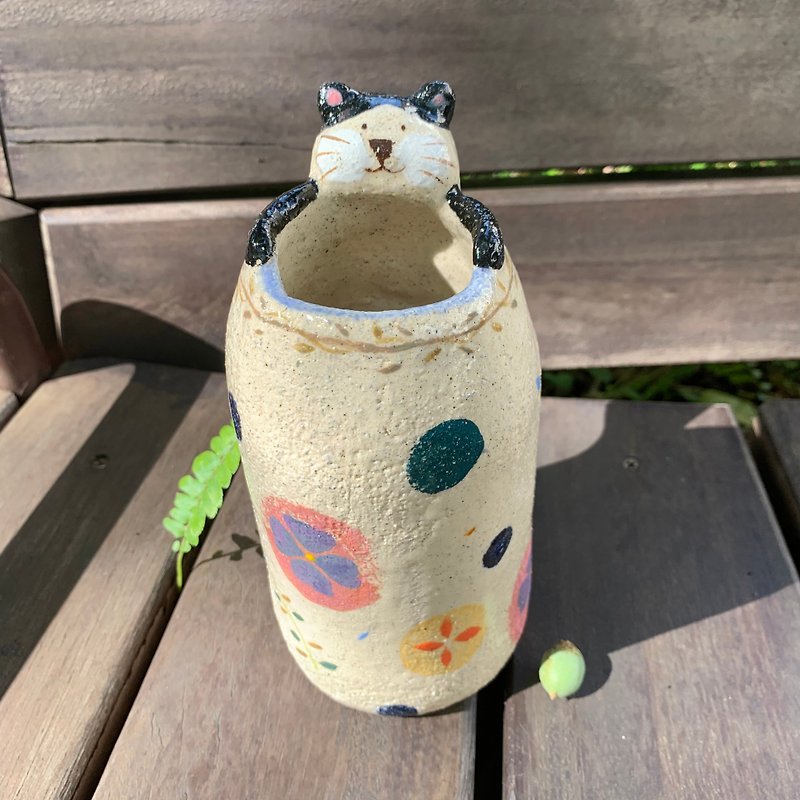 A Lu-貓咪陶花器/擺飾/手做手繪/採用特殊高砂美國陶土 僅此一件 - 花瓶/陶器 - 陶 多色