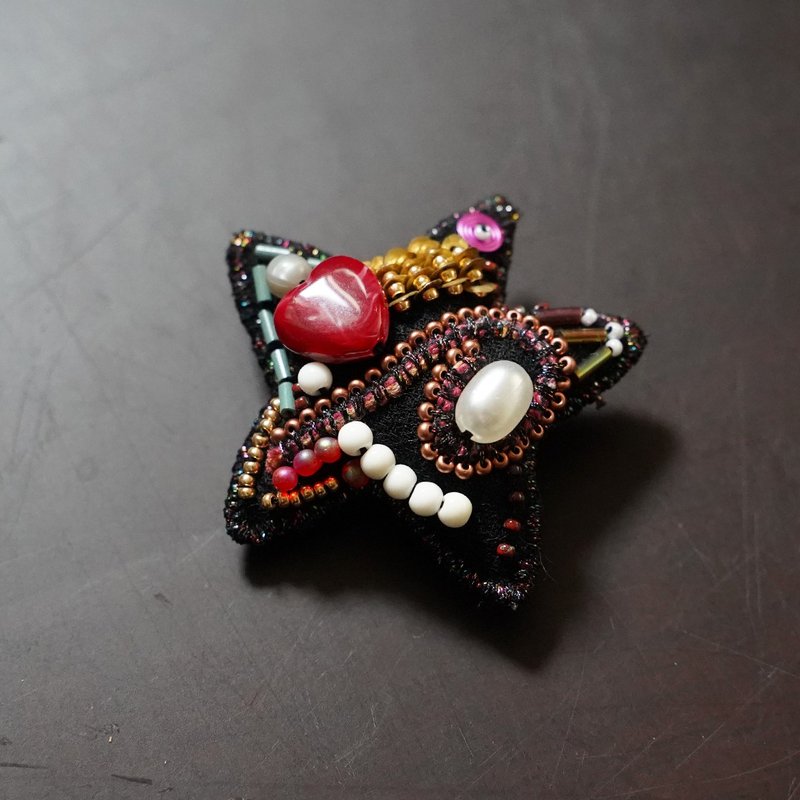 クリスマスオーナメントにも　ビーズ刺繍のとても軽い星のブローチ 5　ブラック - 胸針 - 羊毛 黑色