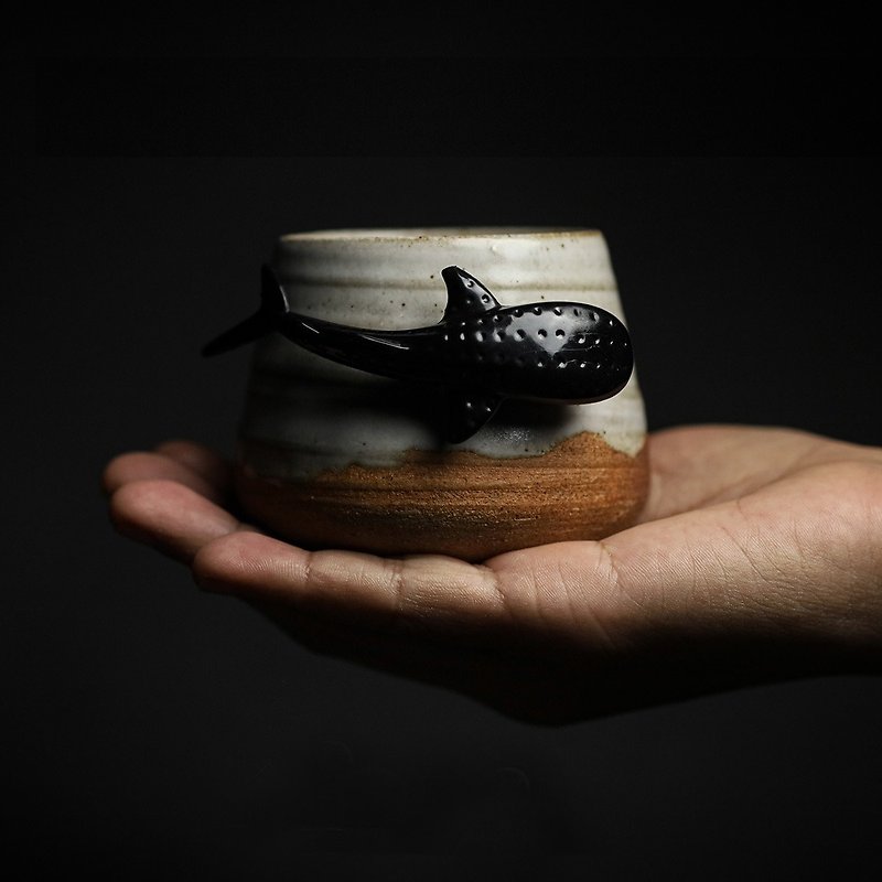 QUALY ジンベエザメ 手作り陶器マグ（3色展開） - グラス・コップ - 陶器 カーキ