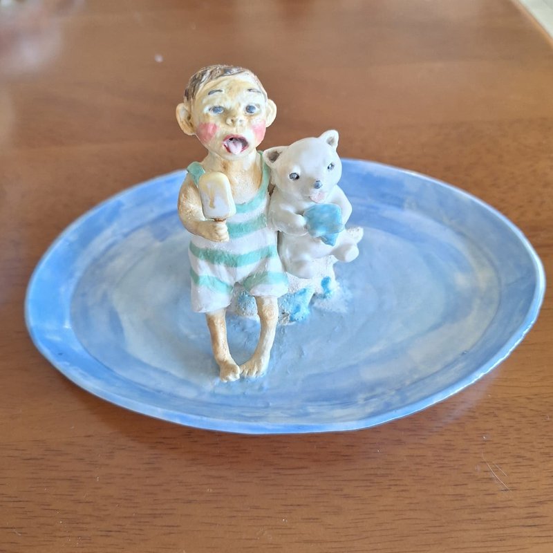 Boy and Little Polar Bear Porcelain Plate Handmade Ornament Plate - ของวางตกแต่ง - เครื่องลายคราม 