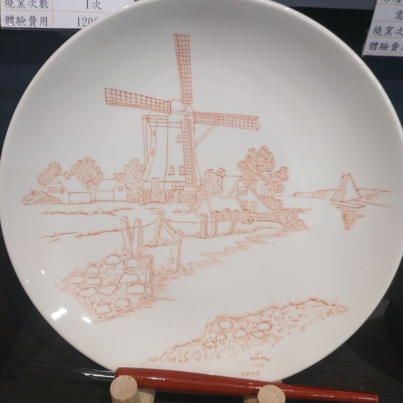 Experience the use of dipped fountain pens to draw red painting on a porcelain plate - งานเซรามิก/แก้ว - เครื่องลายคราม 