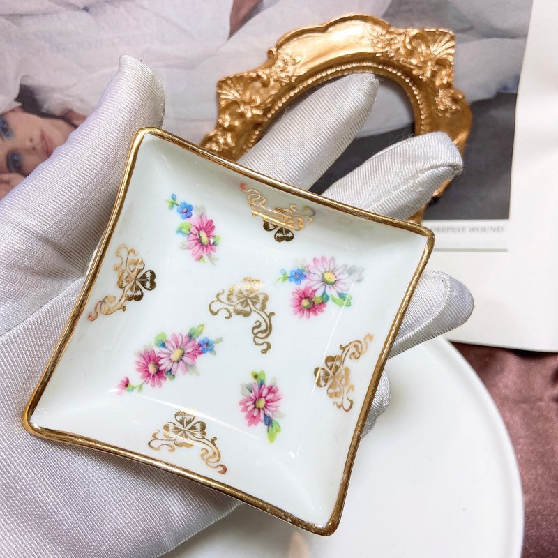 【西洋古董飾品】二十世紀法國Limoges優雅陶瓷金邊彩花卉碟盤子 - 擺飾/家飾品 - 貴金屬 多色