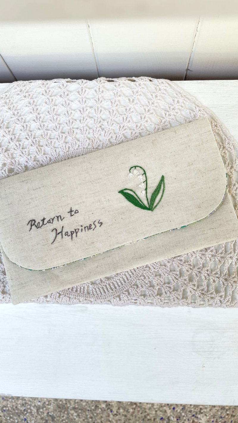 【芳小姐手作】帶來幸福的鈴蘭。刺繡布作現金存摺收納袋 禮物 - 化妝包/收納袋 - 棉．麻 多色