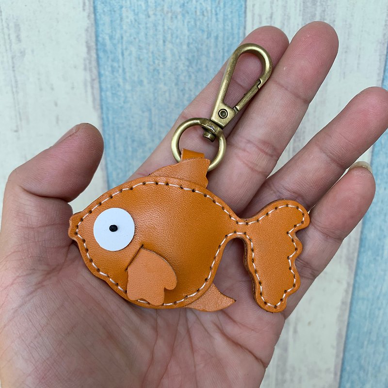 Orange cute goldfish handmade sewn leather keychain small size - ที่ห้อยกุญแจ - หนังแท้ สีส้ม