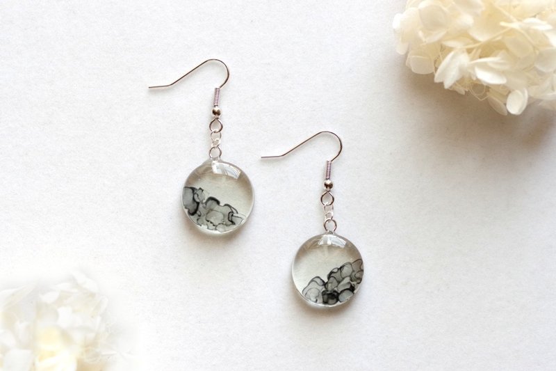 Resin Art Round Earrings - Sonnet for Irregular Shapes - ต่างหู - เรซิน สีดำ