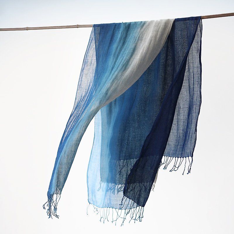 Blue dyed gradient scarf plant dyed rain dew Linen thin scarf fringed linen primary color gauze men's and women's spring and summer bibs - ผ้าพันคอถัก - ผ้าฝ้าย/ผ้าลินิน สีน้ำเงิน