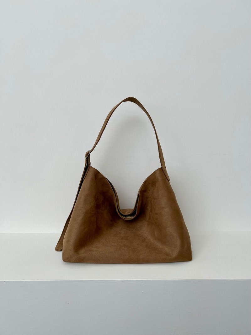 高質感麂皮絨 / 極簡優雅hobo包 / 可調式側肩背帶 - 側背包/斜背包 - 其他人造纖維 