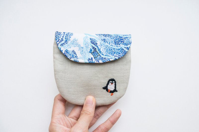 企鵝 Penguin Embroidered Liberty Print Wee Pouch - กระเป๋าใส่เหรียญ - ผ้าฝ้าย/ผ้าลินิน หลากหลายสี
