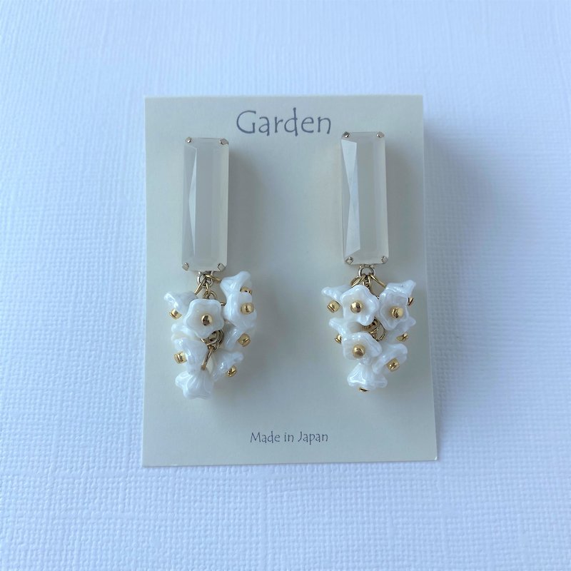 flower earrings white - 耳環/耳夾 - 玻璃 白色