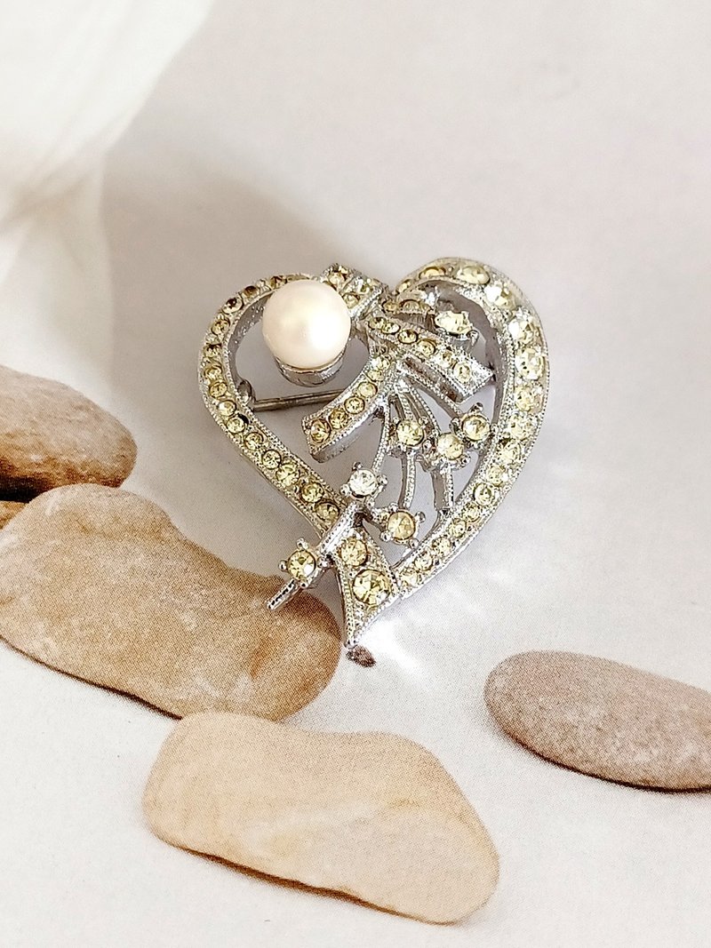 vintage jewelry 古典風格心形萊茵珍珠花卉  別針 - 胸針 - 其他金屬 