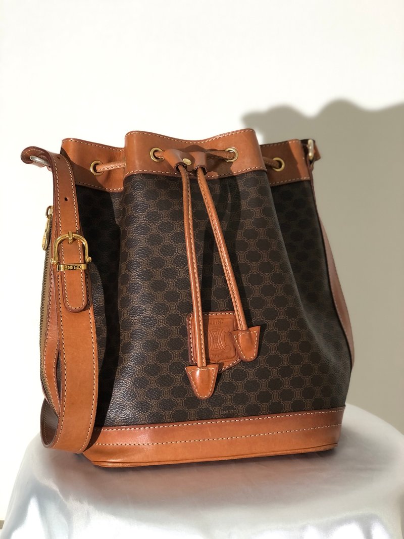 【 日本直送　名牌中古包 】CELINE セリーヌ  マカダム ブラゾン型押し 巾着 サイドジップ ショルダーバッグ ブラウン vintage e2bfgx - 側背包/斜背包 - 真皮 咖啡色